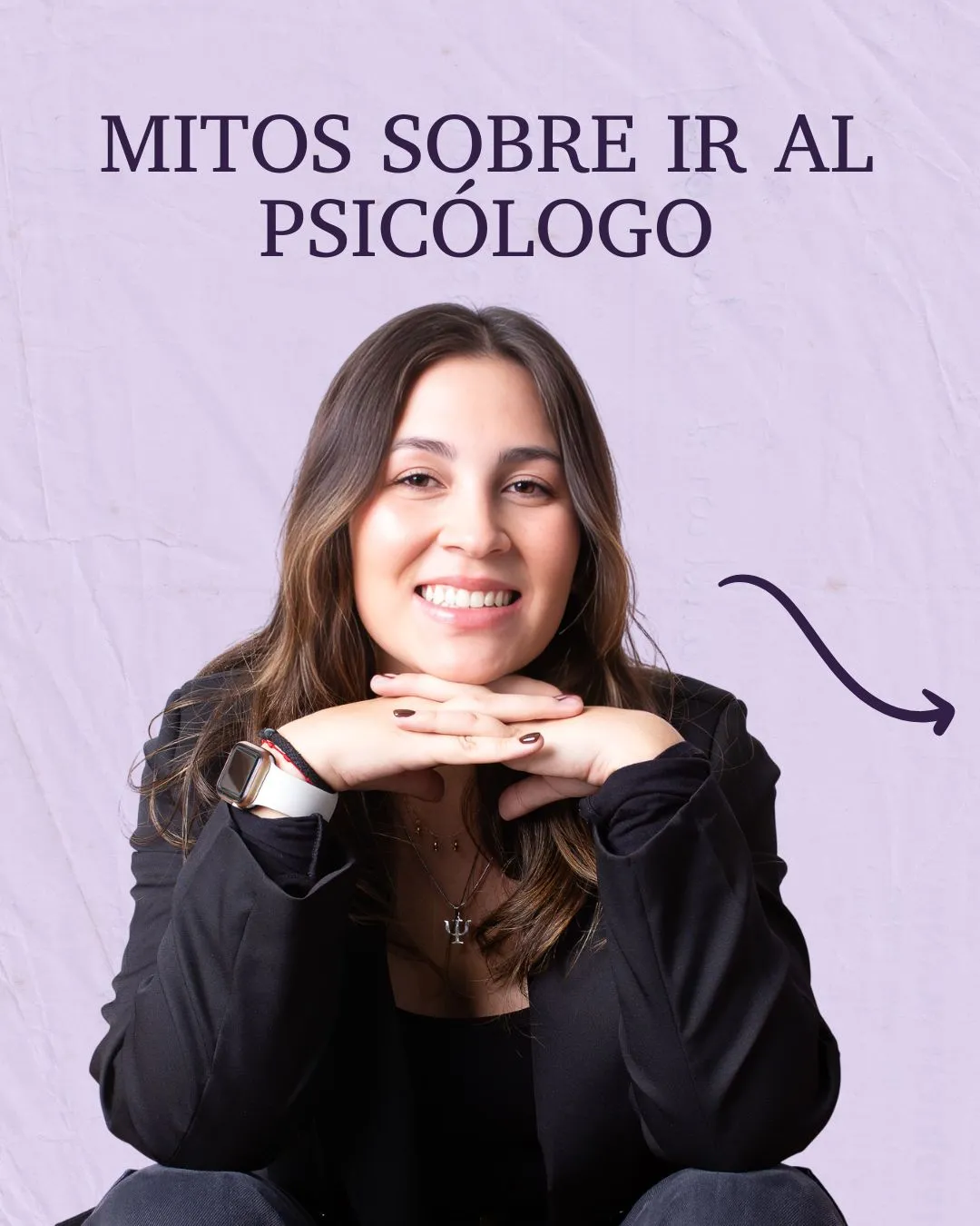 Retrato de Lucía sonriendo con las manos bajo el mentón, con el texto «Mitos sobre ir al psicólogo»