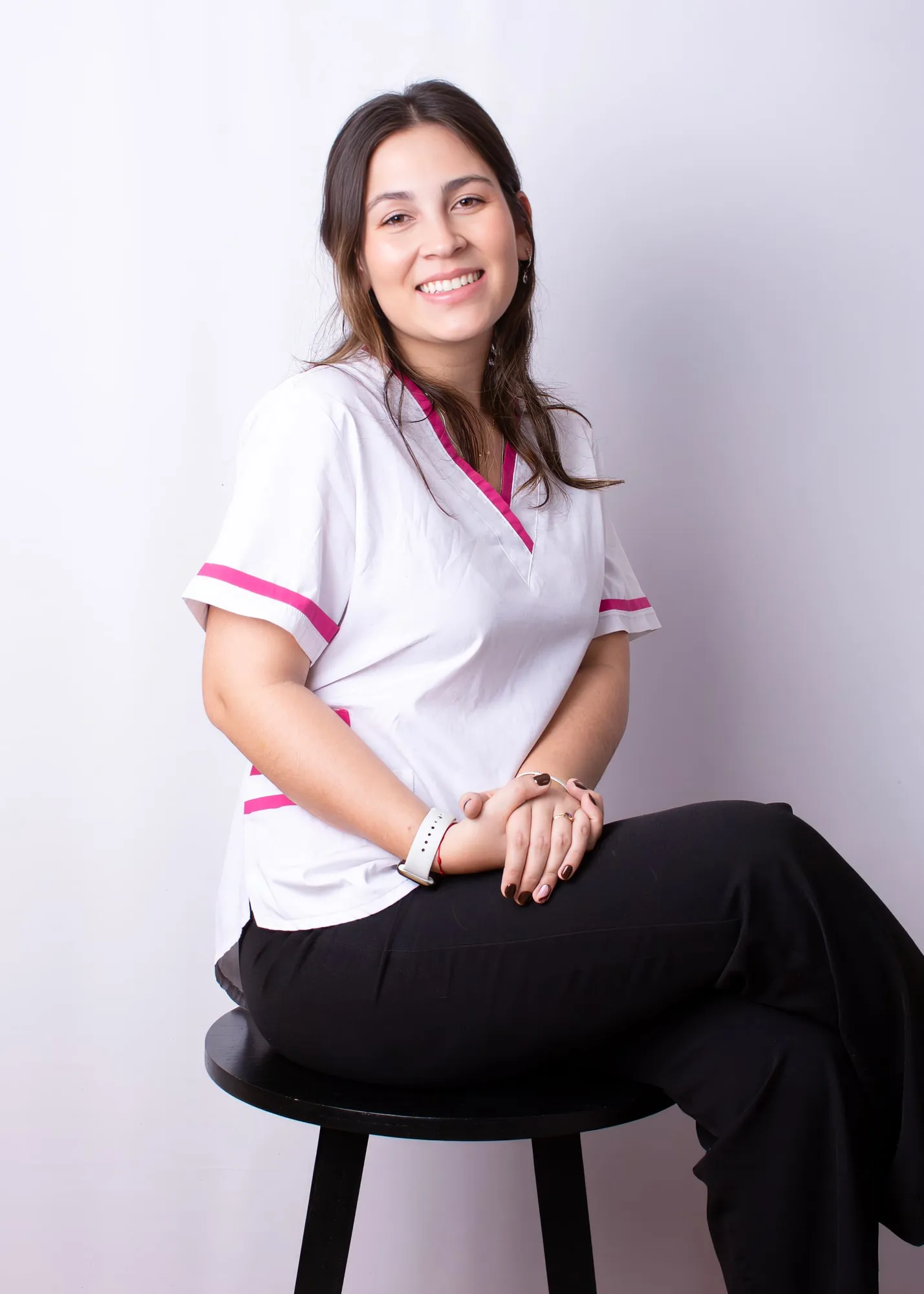 Retrato de Lucía Cantarutti, sonriendo, fondo neutro